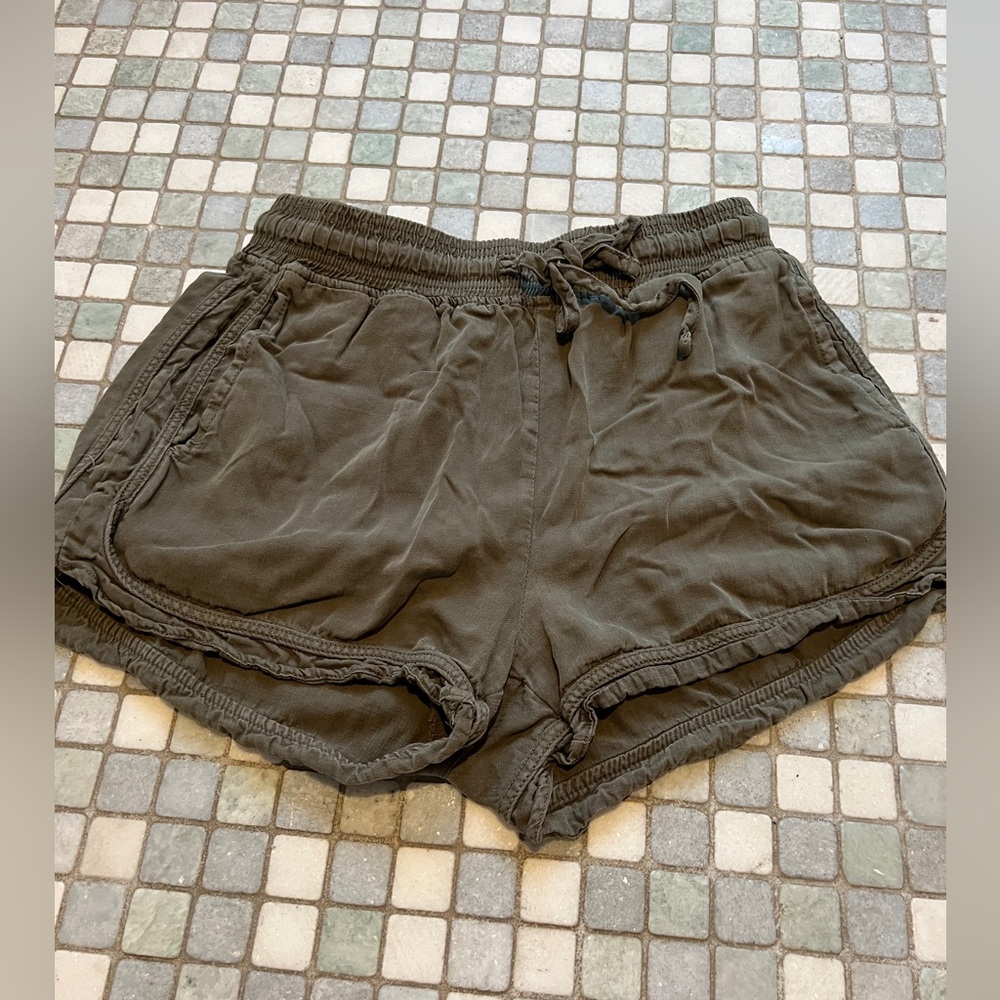 Thread & Supply Olive Green Drawstring Shorts Med… - image 1